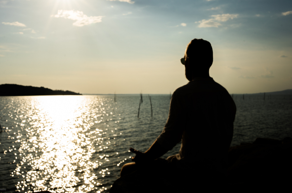 La meditazione come strumento per trasformare le sfide in opportunità: il potere della consapevolezza e della connessione interiore per affrontare la vita con serenità.