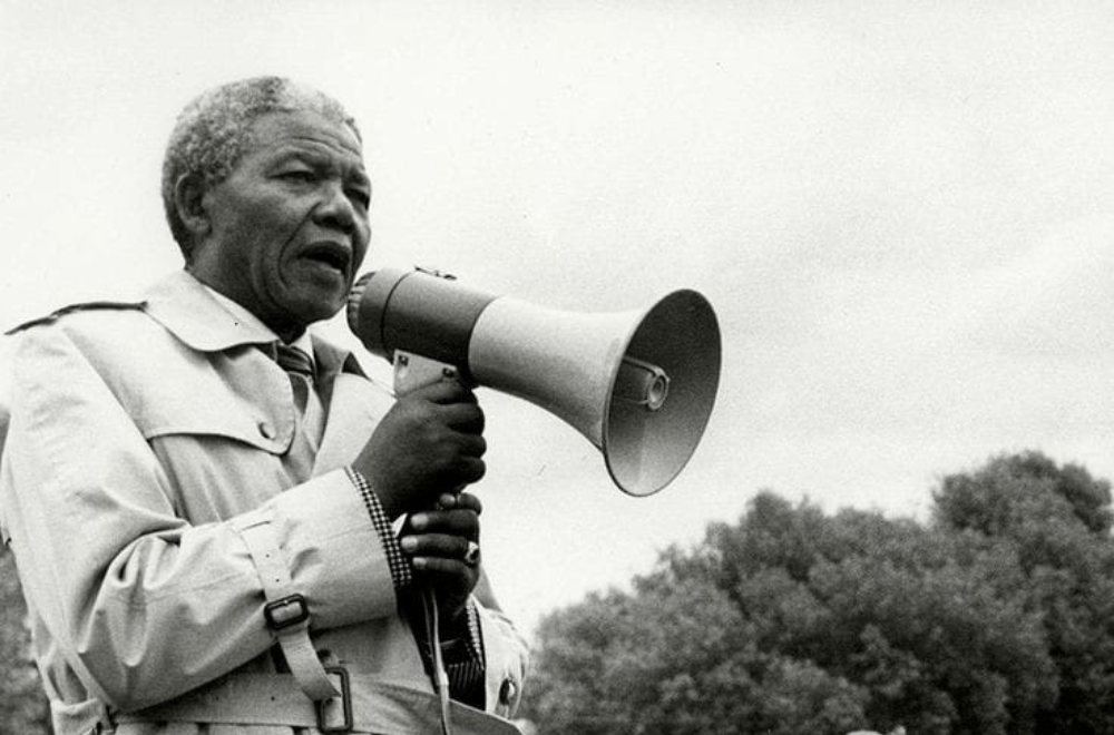 L'ispirazione di Nelson Mandela: un esempio di resilienza e forza nel trasformare le sfide in opportunità e cambiare il mondo con determinazione.