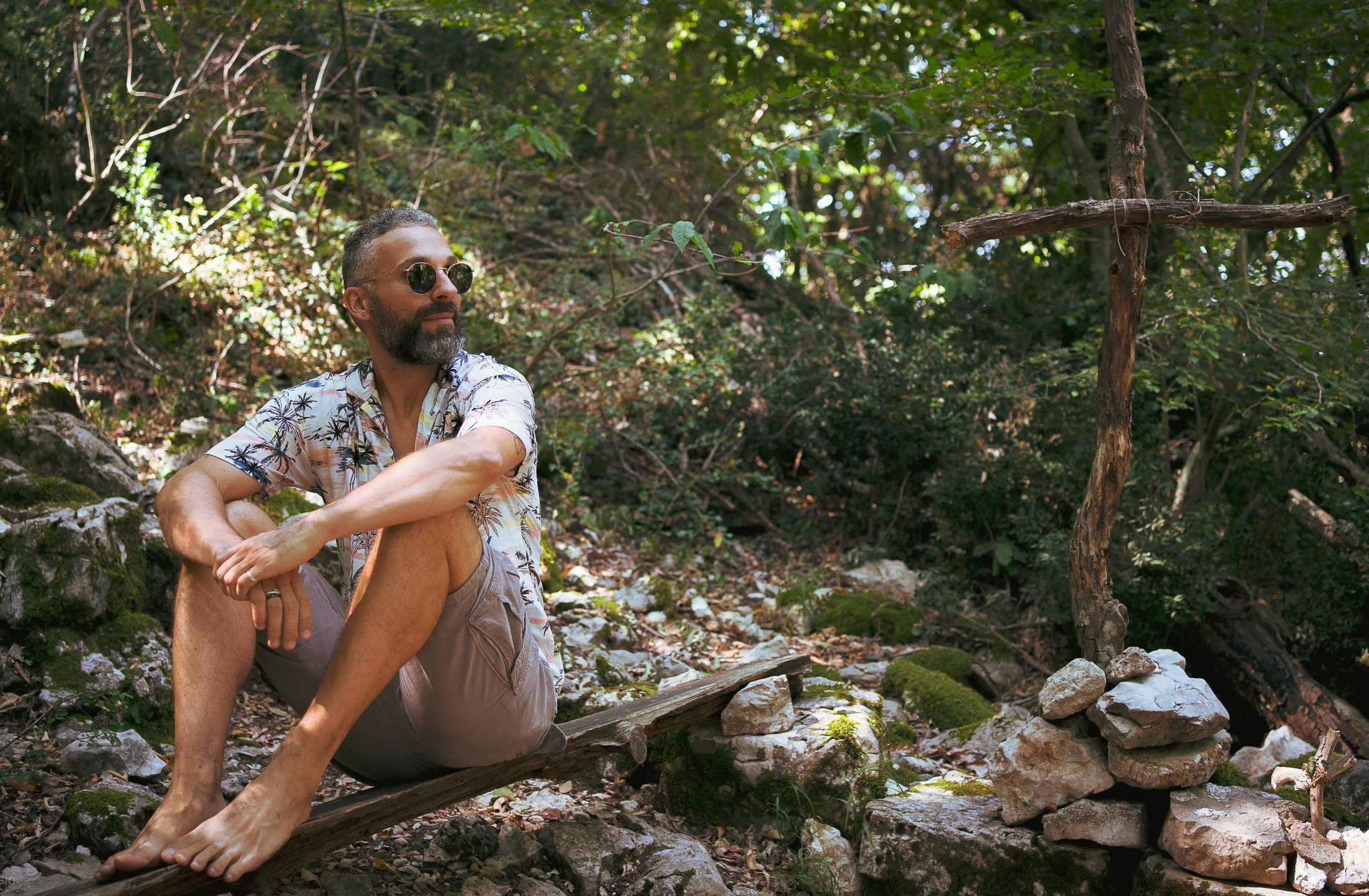Luca Rondelli nella natura durante un percorso di crescita personale