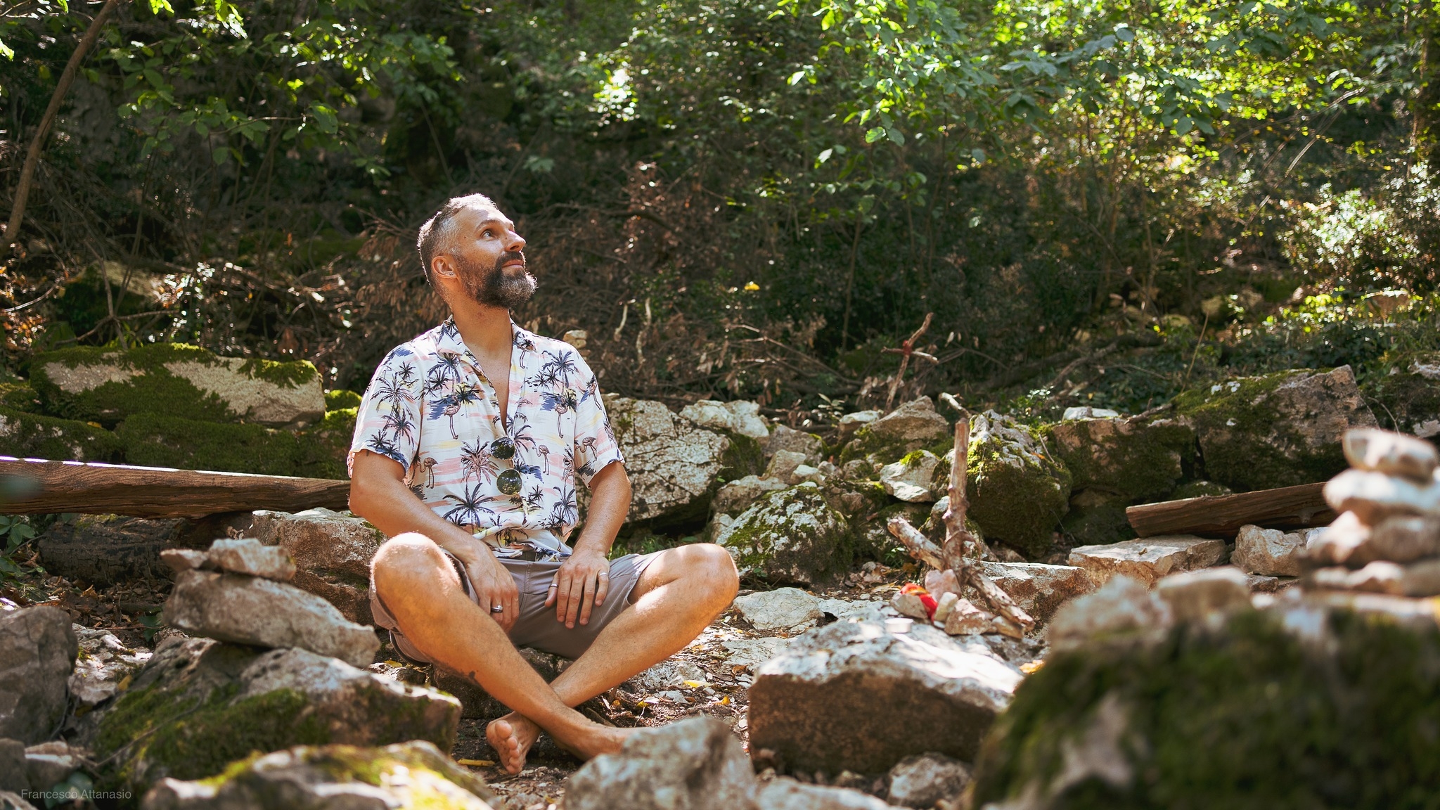 Luca Rondelli nel bosco di San Francesco durante un percorso di crescita personale.