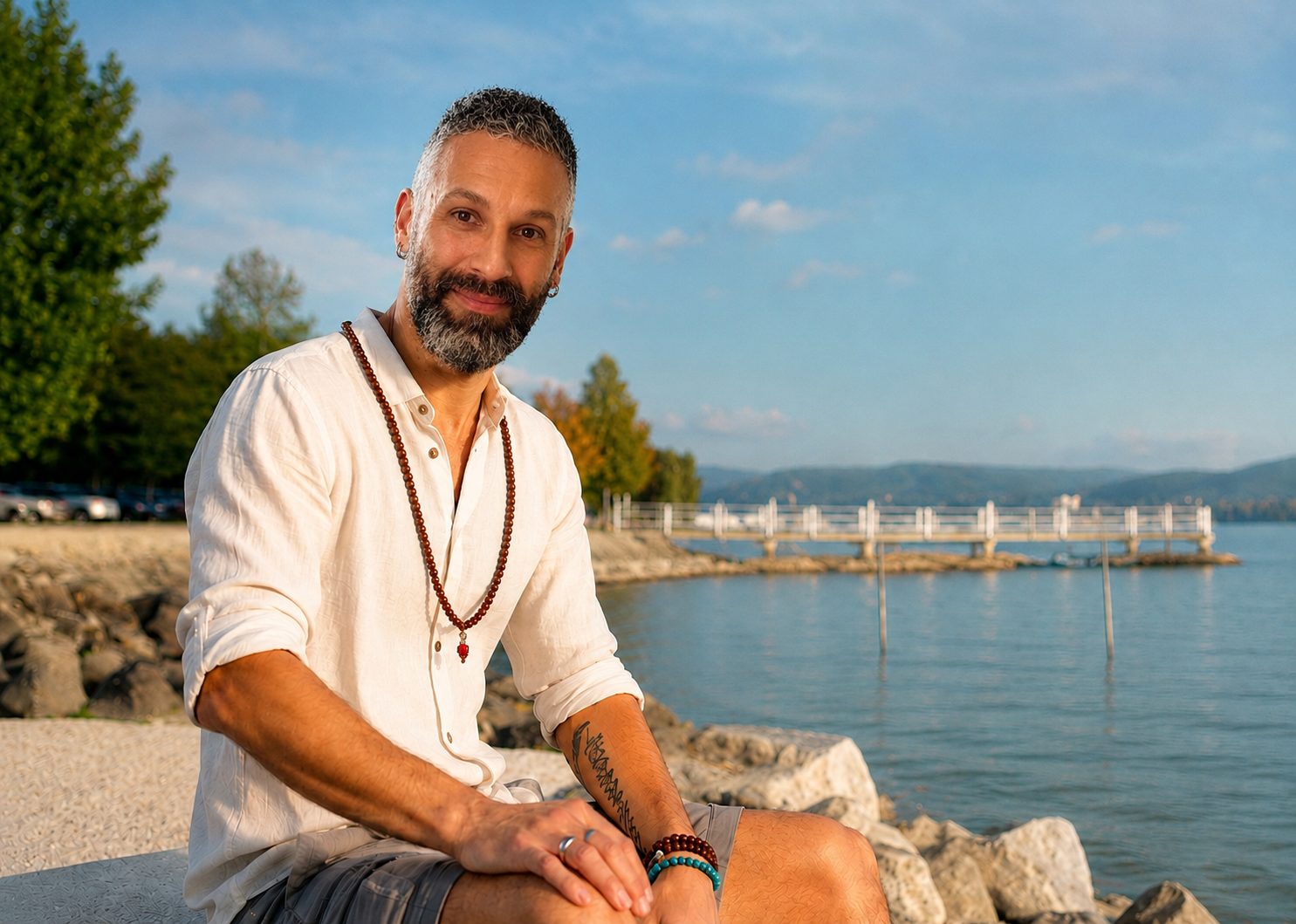 Luca Rondelli, si occupa di crescita personale e Numerologia, seduto accanto al lago Trasimeno in un momento di ascolto e presenza